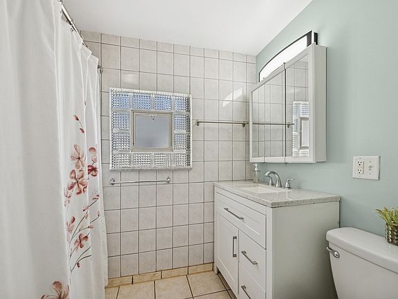 2nd image of 2727 N Artesian Ave #2