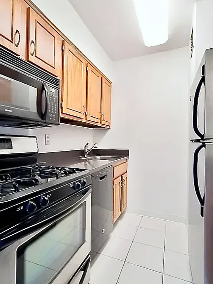 301 E 45th St #2D — Photo 8