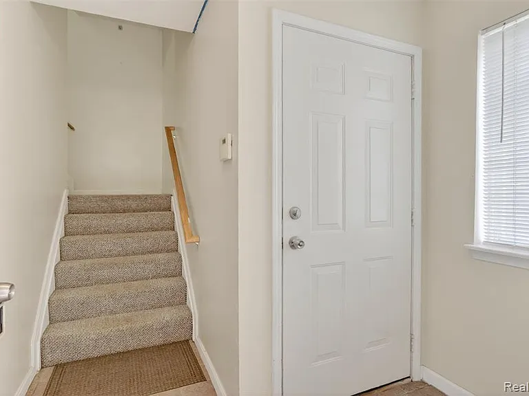 863 Amanda Ln — Photo 1