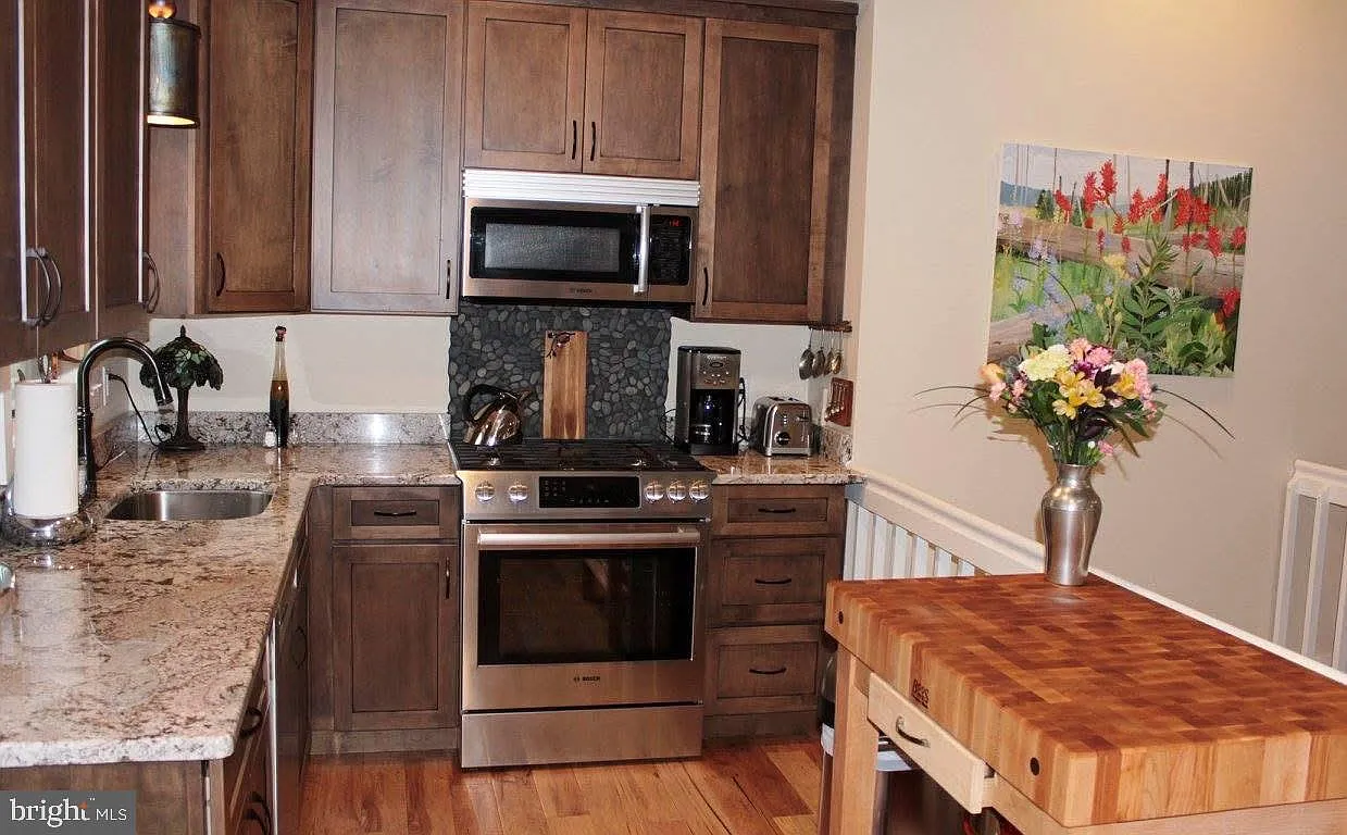 3 bed, 2.0 bath, 1700 sqft, $2,500 — Photo 4