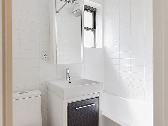 5th image of 313 E 61st St #3E