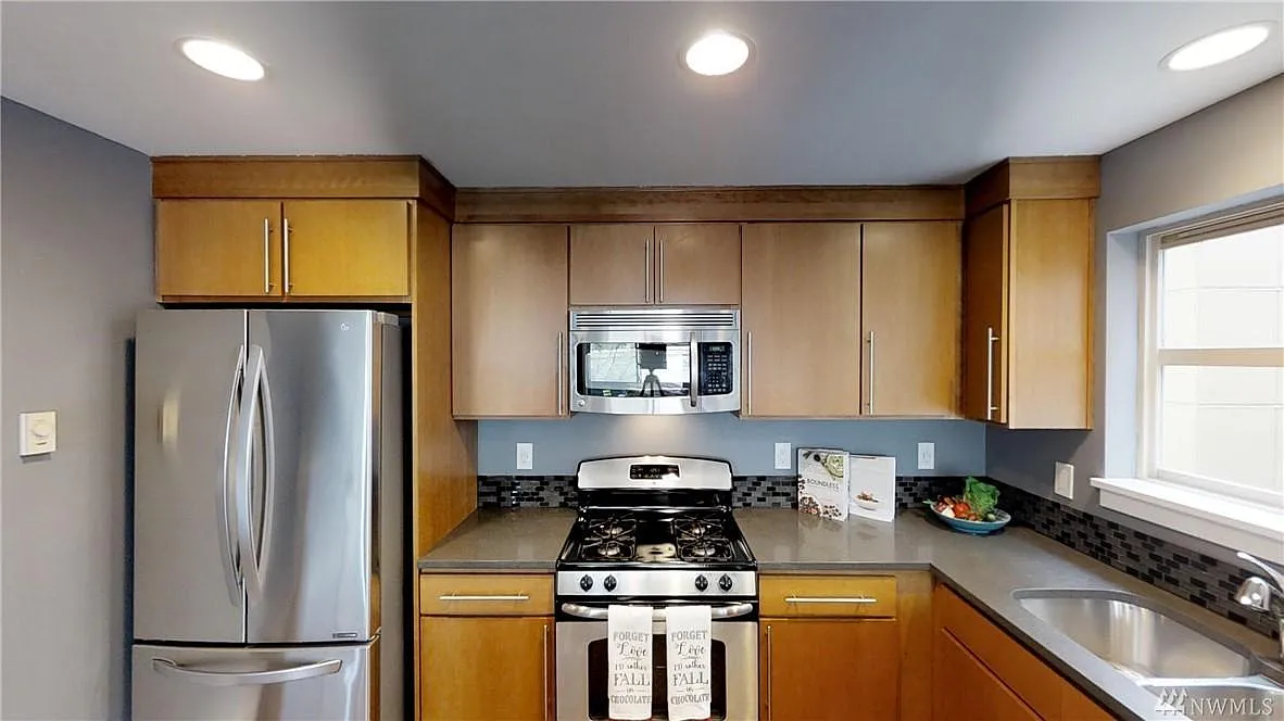3 bed, 3.5 bath, 1290 sqft, $2,995 — Photo 4