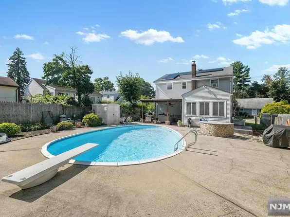 81 School St, Bergenfield, NJ 07621