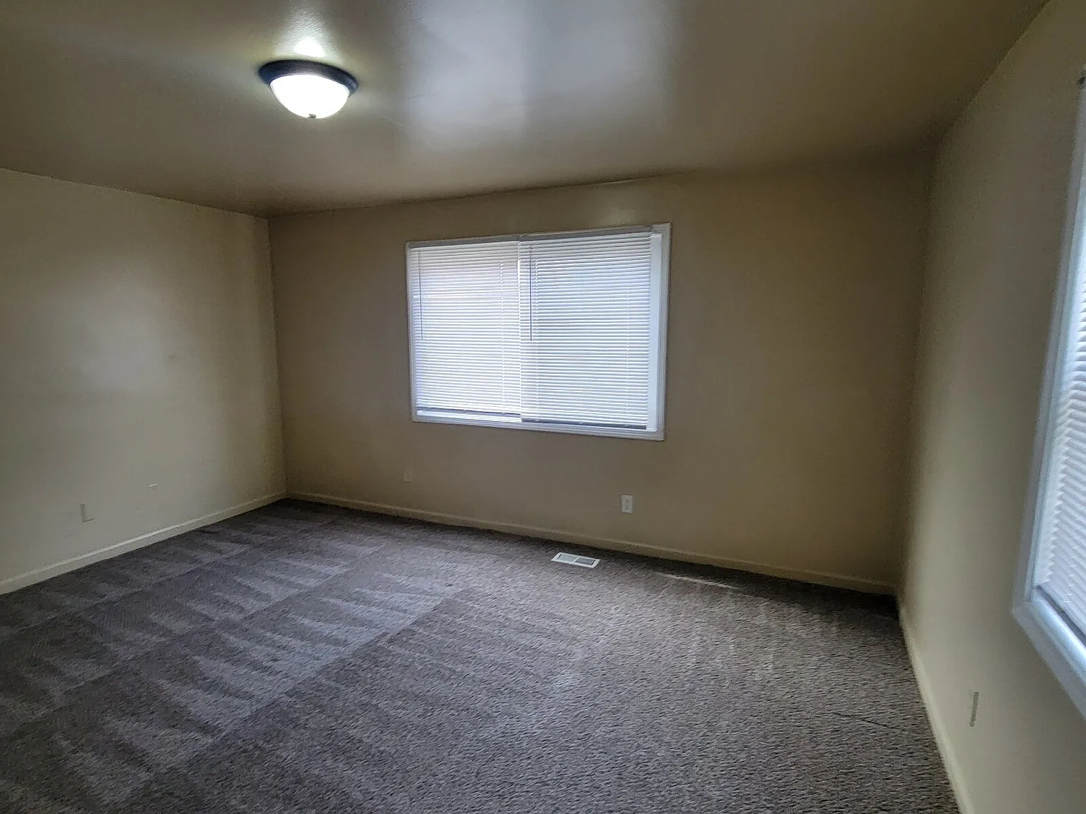 3 bed, 1.0 bath, $1,000 — Photo 2