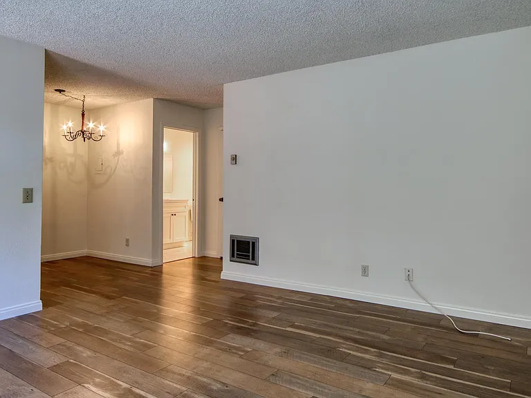 60 N Laurel St — Photo 7