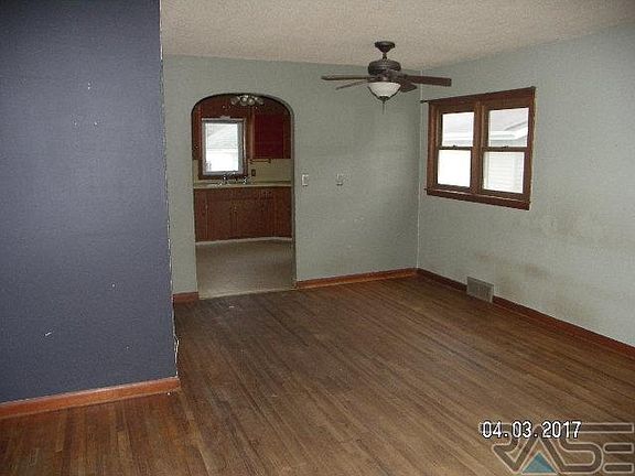 3rd image of 119 E Barck Ave