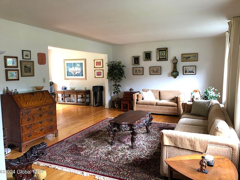 5th image of 28 Country Fair Ln