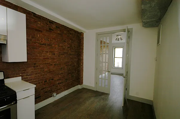 Rented by Realty Advisors Group | media 21