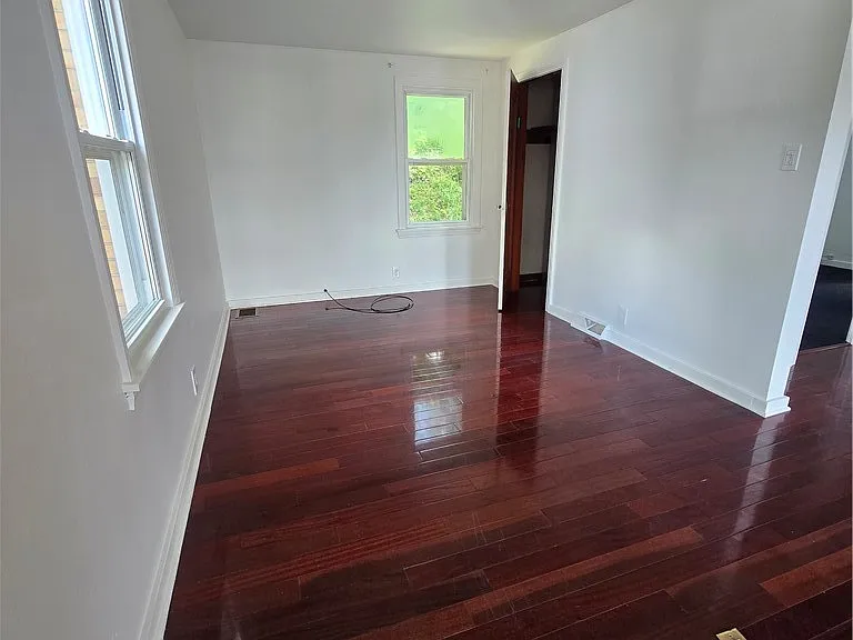 325 Outlook St — Photo 8