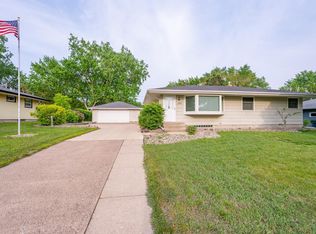 2942 Northview St, Roseville, MN 55113