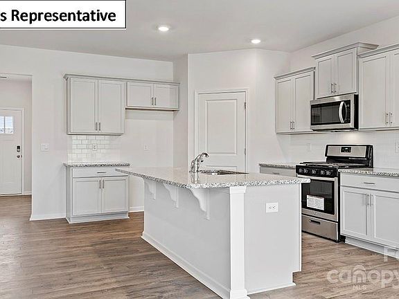 5th image of 105 Giant Oak Ave