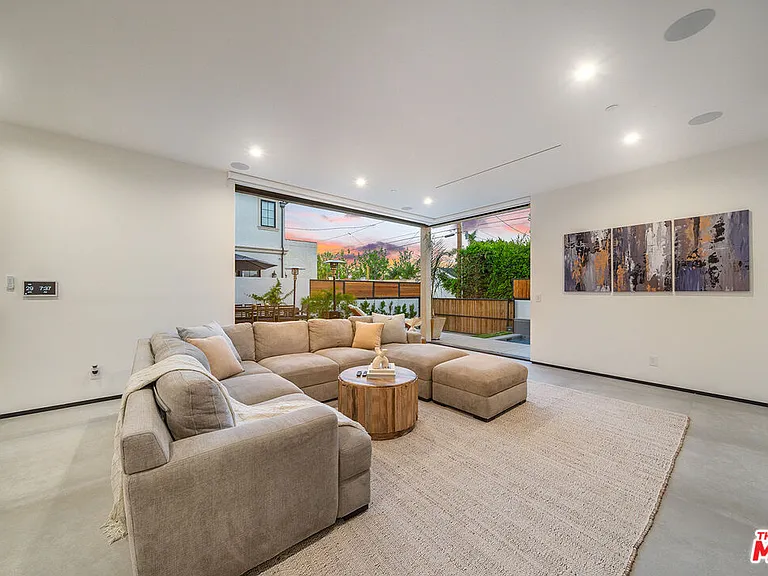 200 N Doheny Dr — Photo 8