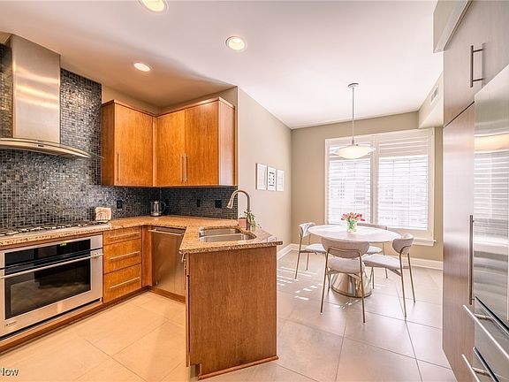 3rd image of 3190 Richmond Rd Unit 3190