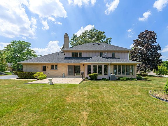 3rd image of 901 Burr Oak Ct