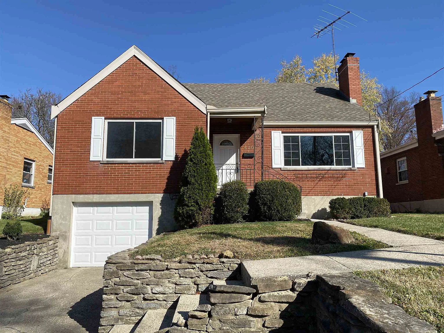 430 James Ave photo 1