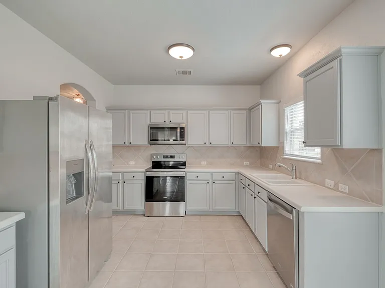 211 Hanstrom Dr — Photo 10