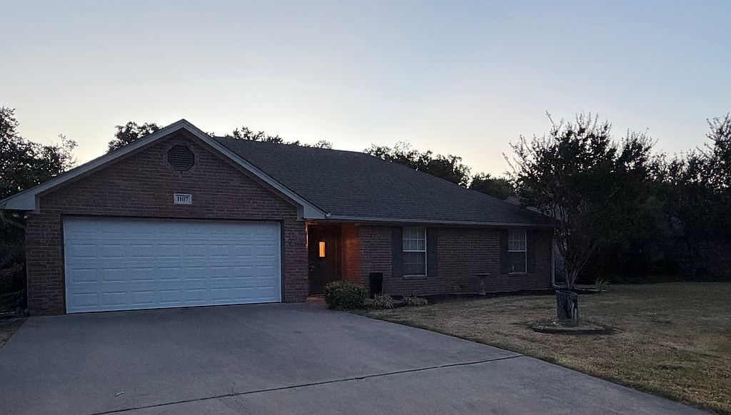 1107 Oxford Dr - Property Image
