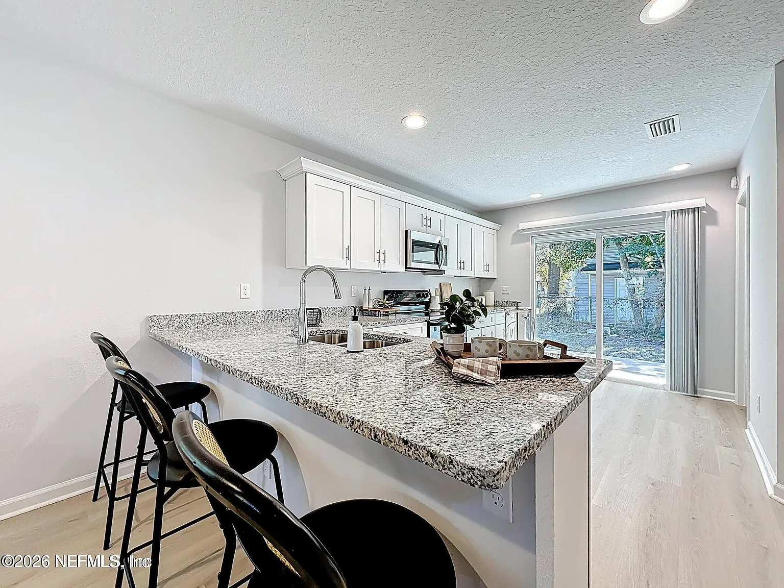 3 bed, 2.0 bath, 1193 sqft, $1,600 — Photo 3