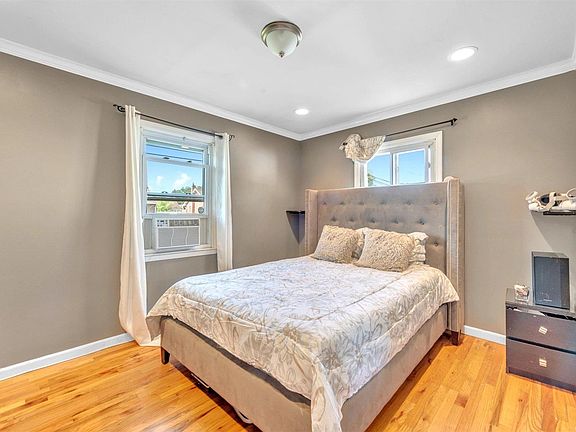 4th image of 112 E Booker Avenue