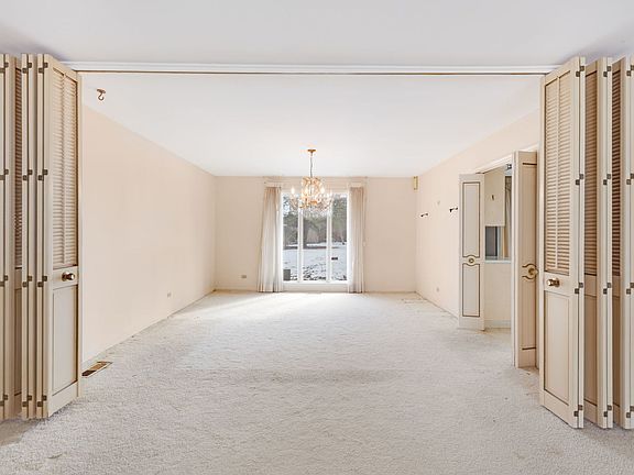 5th image of 215 E Orchard St