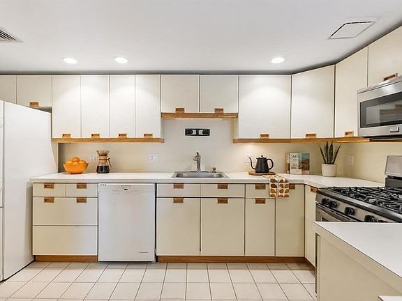 2nd image of 321 Place Ln Unit 321