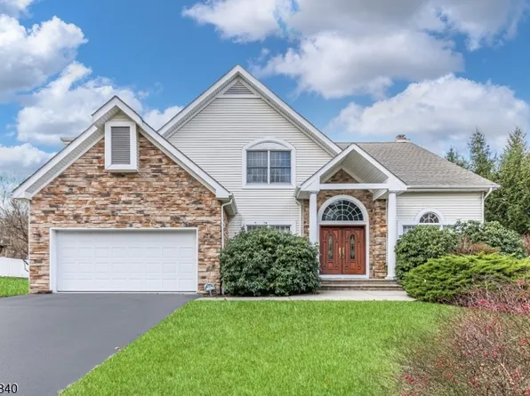 31 Ramapo Mountain Dr, Wanaque Boro, NJ 07465