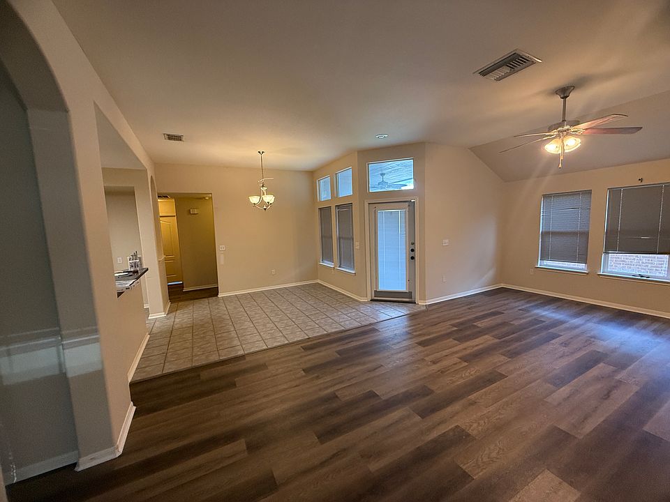2nd image of 308 Yellowstone Dr