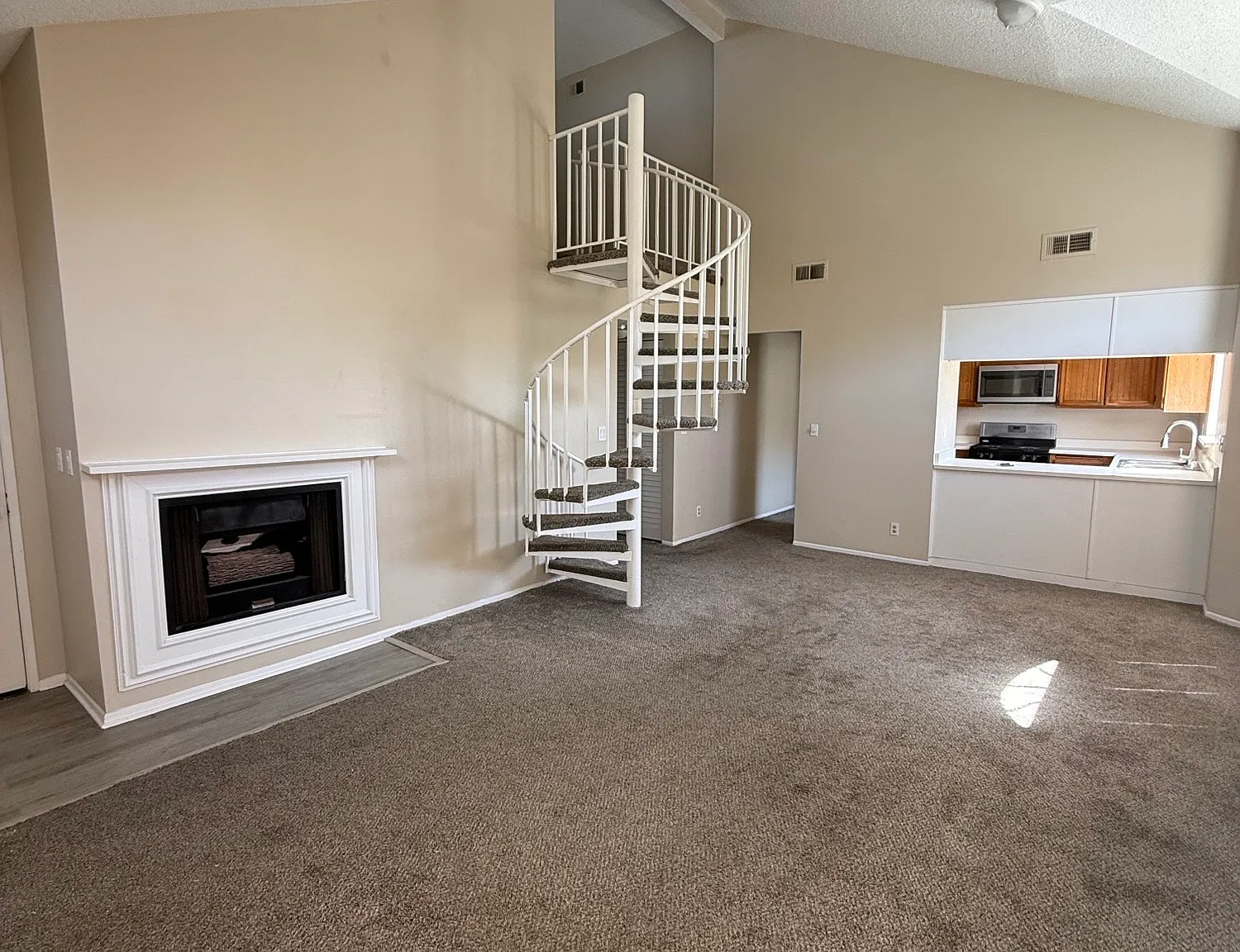 3 bed, 1094 sqft, $2,800 — Photo 2
