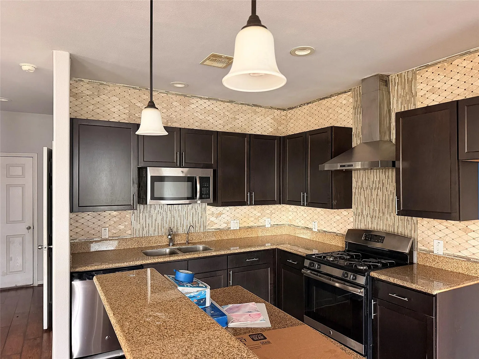 3 bed, 2.5 bath, 1883 sqft, $1,975 — Photo 3