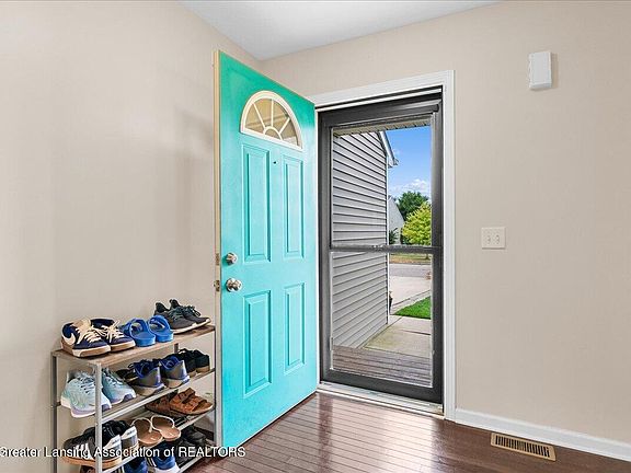 4th image of 223 Price St