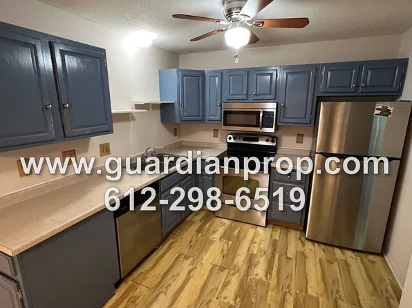 2490 Woodbridge St, Roseville, MN 55113