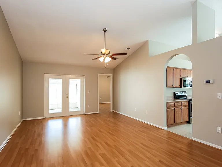 2047 Sarah Louise Dr — Photo 2