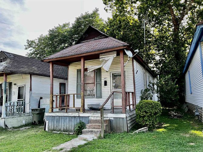 2nd image of 882 Barton St