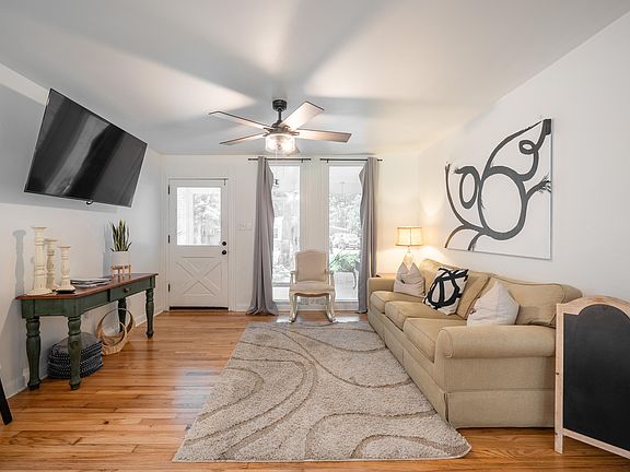 3rd image of 2515 Violet Ave