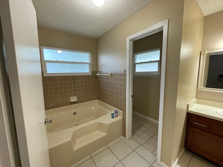 10439 Inverness Dr — Photo 23