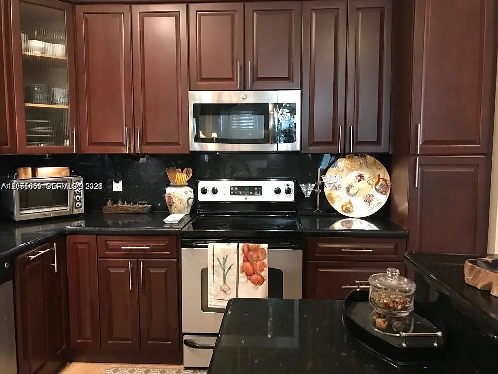 3 bed, 2.5 bath, 4266 sqft, $3,950 — Photo 4