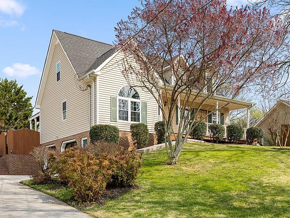 3rd image of 166 Misty Ridge Ln