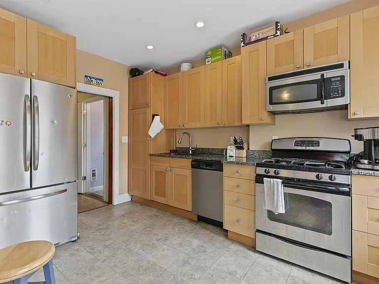 32 William St #2 — Photo 2