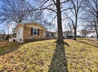 888 Parma Dr, Ballwin, MO 63021