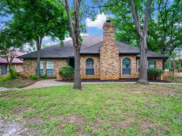 7566 Carriage Ln, Fort Worth, TX 76112