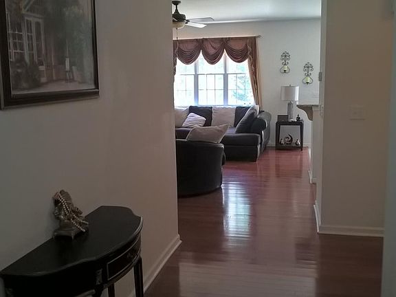 Entrace. Beautiful mahogany hardwoord floors