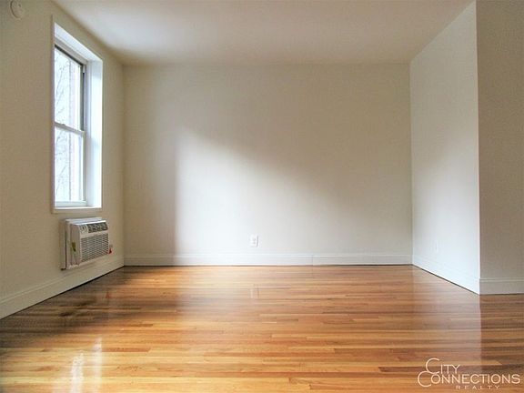 5th image of 310 W 47th St APT 4C