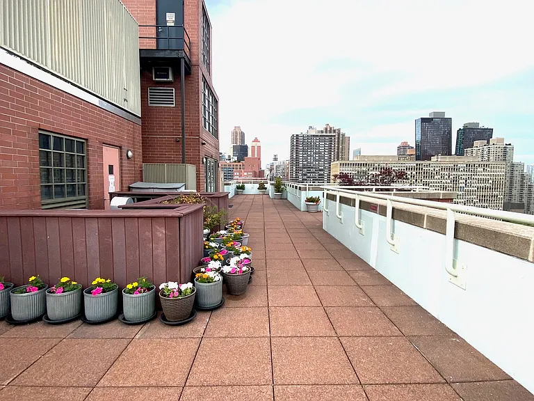 250 E 30th St #10F — Photo 9