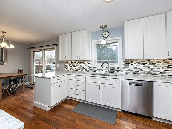 3rd image of 209 NW Winterberry St