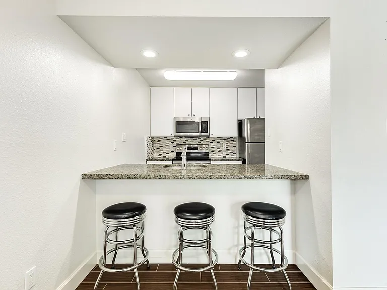 7098 N Holiday Dr — Photo 11