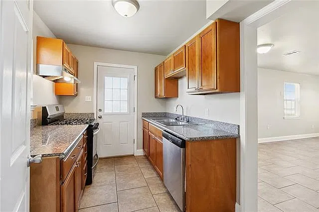 3 bed, 2.0 bath, 1600 sqft, $1,800 — Photo 4