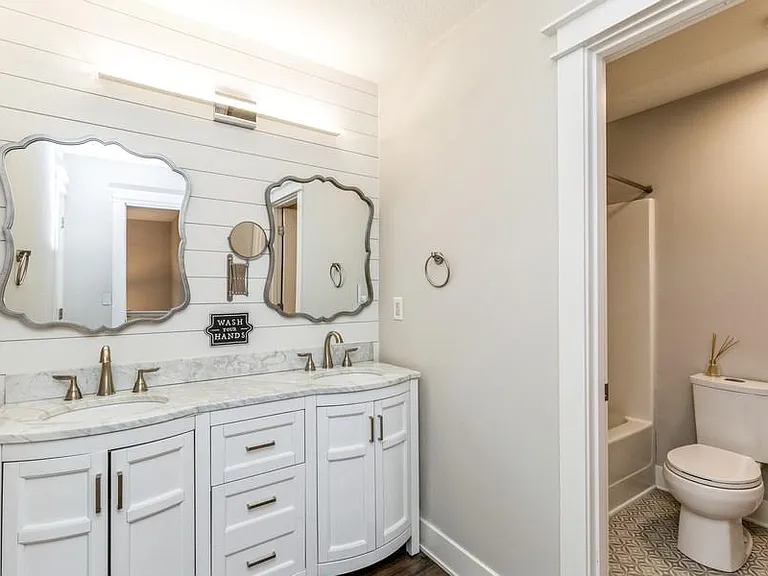 2nd level bathroom