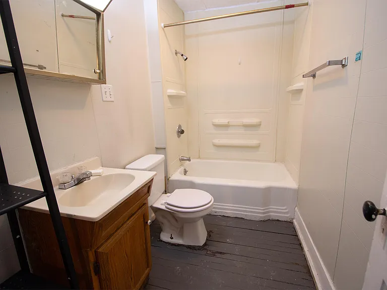 127B Woodlawn Ave — Photo 4