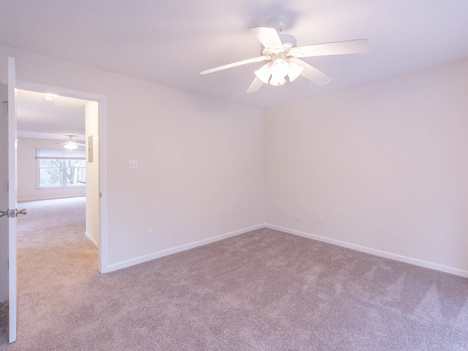 LaSalle Pointe Apartments — Photo 4