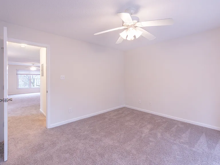 LaSalle Pointe Apartments — Photo 4